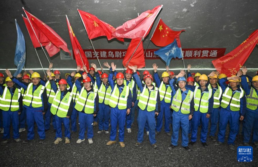 Lo Xinjiang cinese completa il tunnel autostradale più lungo del mondo