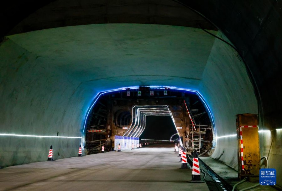 Lo Xinjiang cinese completa il tunnel autostradale più lungo del mondo
