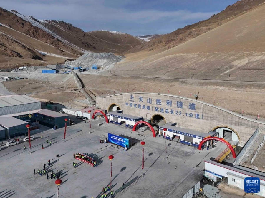 L'uscita del tunnel Tianshan Shengli nella contea di Hejing, nella Regione Autonoma Uigura dello Xinjiang. (30 dicembre 2024 – Xinhua/Hu Huhu)