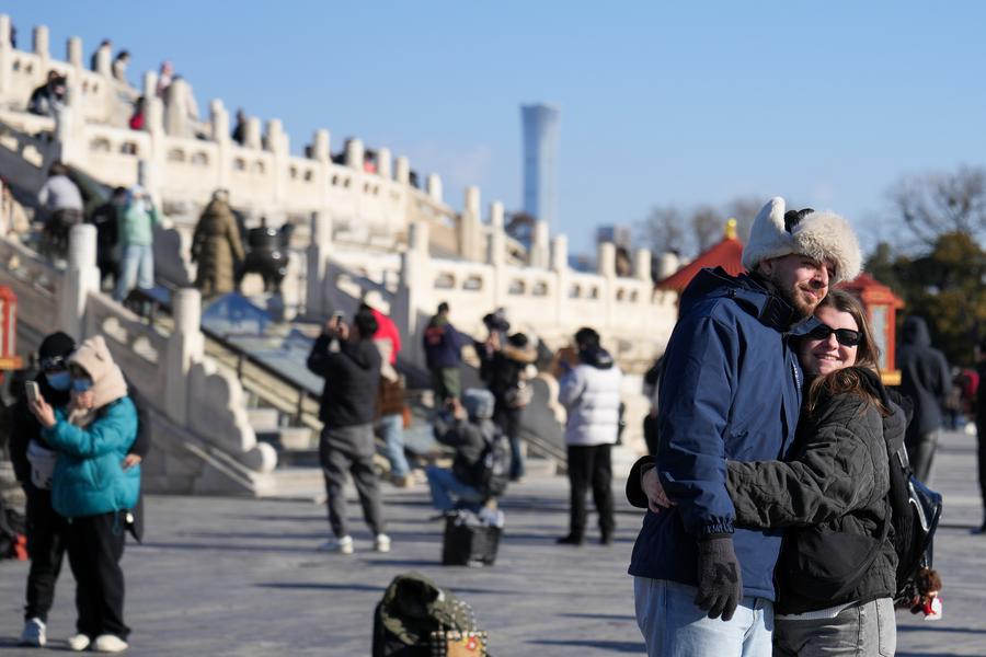 Turisti stranieri posano per le foto al parco Tiantan (Tempio del Cielo) a Beijing, capitale della Cina. (5 dicembre 2024 - Xinhua/Ju Huanzong)