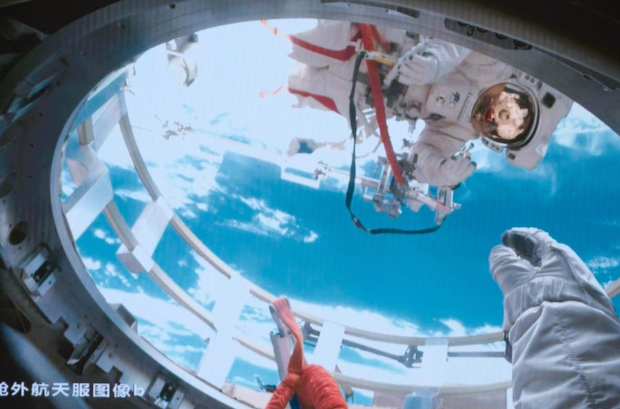 Fermo immagine catturata dal Centro di controllo aerospaziale di Beijing il 17 dicembre 2024 mostra gli astronauti della Shenzhou-19 Cai Xuzhe (sopra) e Song Lingdong (sotto) al lavoro all'esterno e all'interno della cabina di compensazione della stazione spaziale orbitante cinese. (Xinhua/Li Jie)