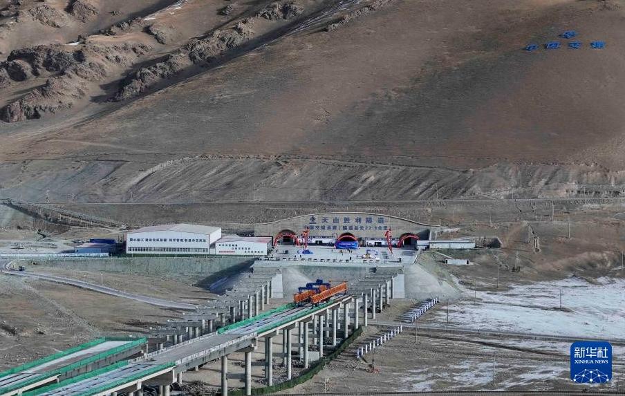 Lo Xinjiang cinese completa il tunnel autostradale più lungo del mondo