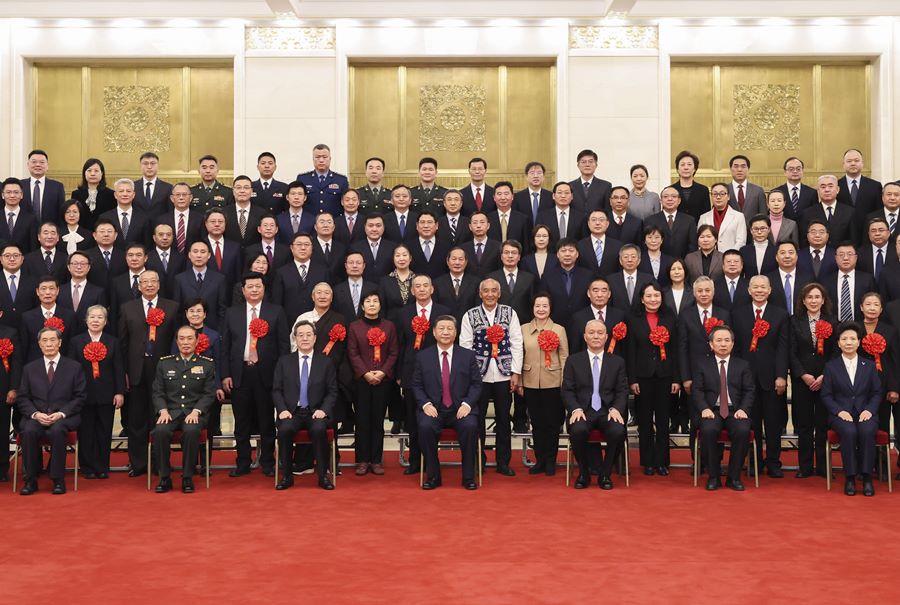 Xi Jinping incontra i rappresentanti dei quadri modello in pensione