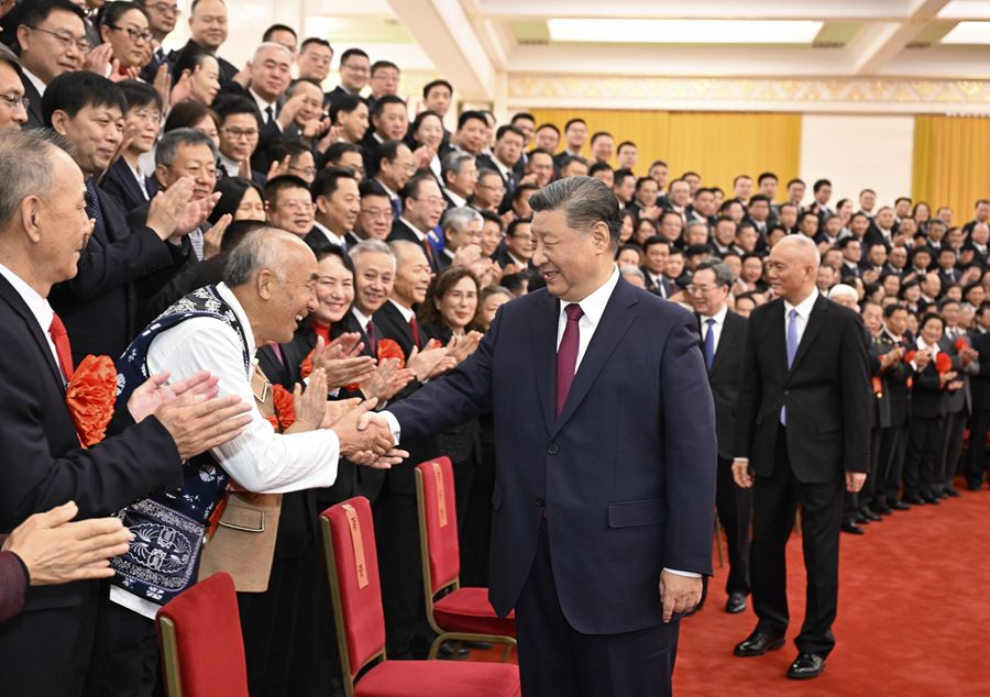 Xi Jinping incontra i rappresentanti dei quadri modello in pensione