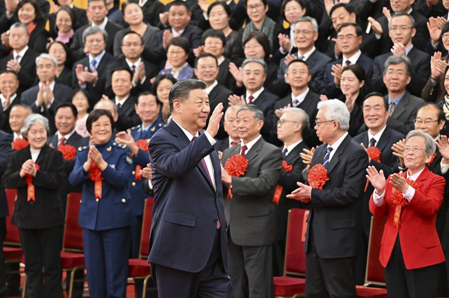 Xi Jinping incontra i rappresentanti dei quadri modello in pensione