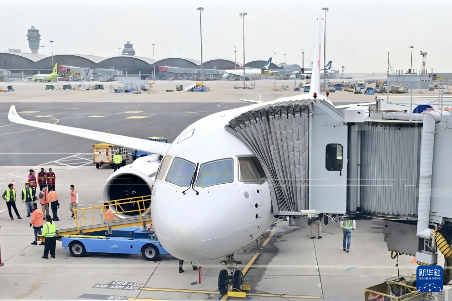 Il primo volo del C919 sulla rotta Shanghai-Hong Kong atterra a Hong Kong