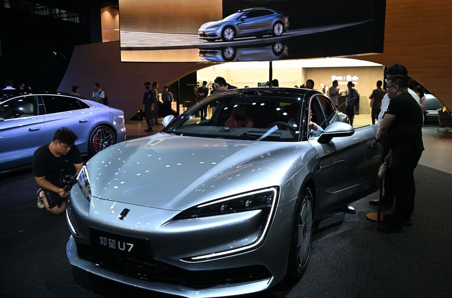 Una Yangwang U7 della BYD alla 22a Esposizione Internazionale dell'Automobile di Guangzhou presso il China Import and Export Fair Complex di Guangzhou, provincia meridionale cinese del Guangdong. (15 novembre 2024 - Xinhua/Deng Hua)