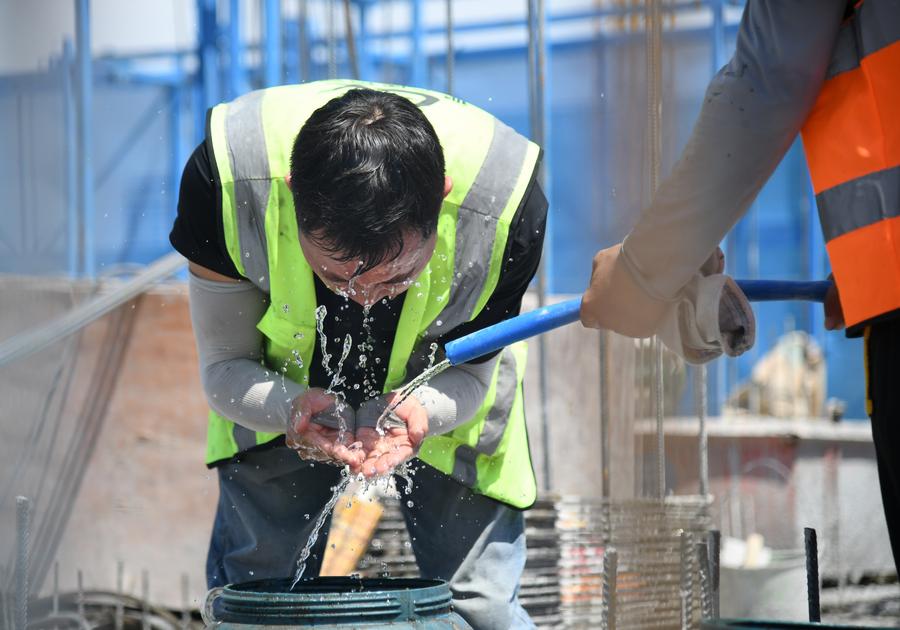 Un lavoratore si lava la faccia in un cantiere edile a Xi'an, nella provincia nord-occidentale dello Shaanxi, in Cina. (13 giugno 2024 - Xinhua/Zhang Bowen)