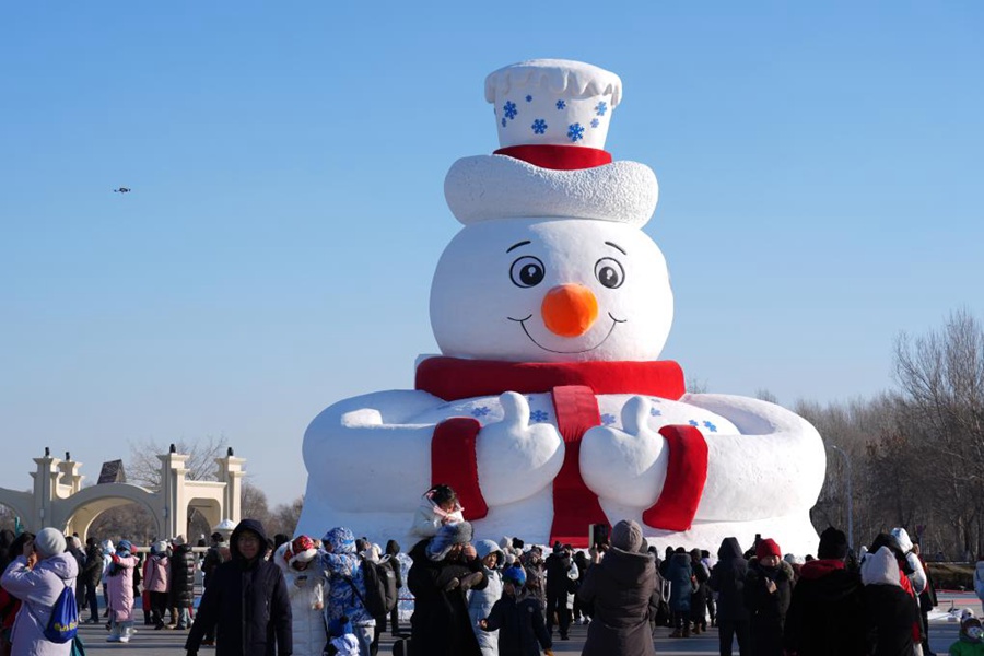 Turisti visitano la 37a Sun Island International Snow Sculpture Expo ad Harbin, nella provincia dello Heilongjiang, Cina nordorientale. (23 dicembre 2024 - Xinhua/Wang Song)