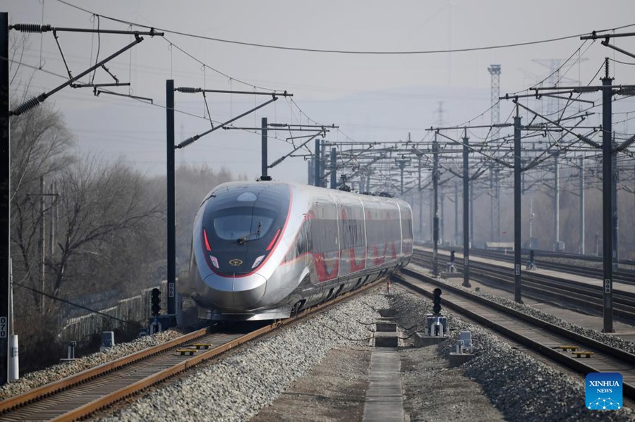 Treno ad alta velocità G828 diretto a Hong Kong in partenza dalla stazione ferroviaria Huashan North di Weinan, nella provincia nord-occidentale cinese dello Shaanxi. (5 gennaio 2025 - Xinhua/Li Yibo)