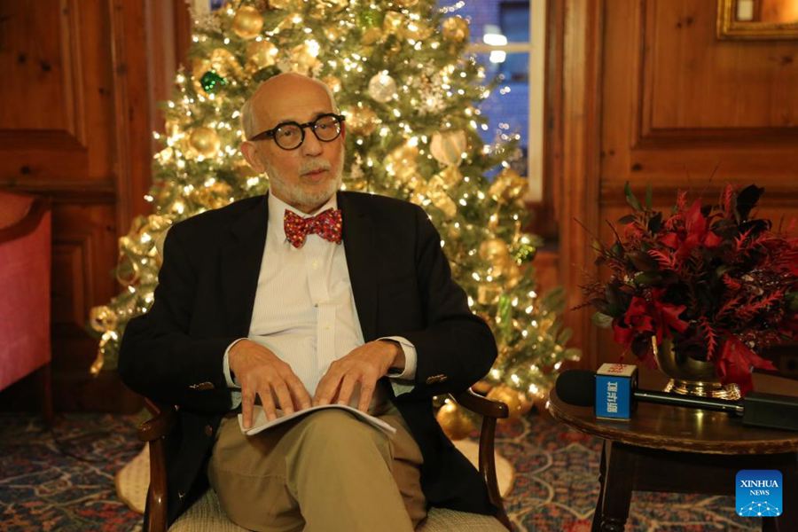 Sarwar Kashmeri, membro della Foreign Policy Association con sede a New York City e conduttore di Polaris-Live.com, un noto canale Internet dedicato al miglioramento delle relazioni tra Stati Uniti e Cina, parla durante un'intervista con Xinhua a New York City, Stati Uniti. (15 dicembre 2024 - Xinhua/Liu Yanan)