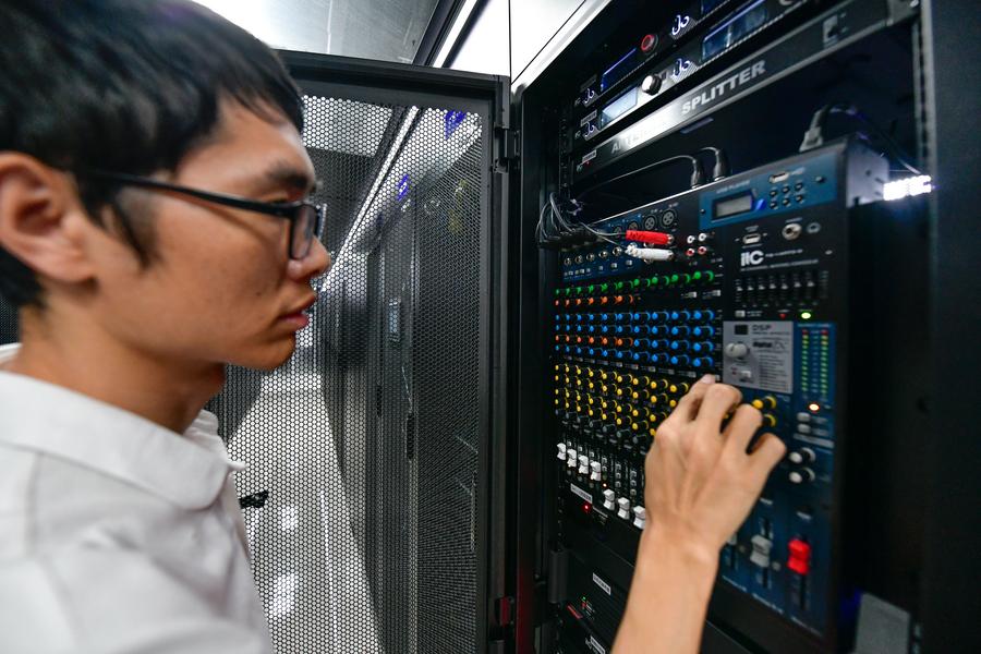 Membro dello staff controlla il funzionamento dei dispositivi presso il Laboratorio Statale Chiave per i Big Data Pubblici presso l'Università del Guizhou. (29 agosto 2024 - Xinhua/Yang Wenbin)