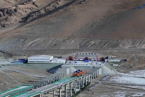 Lo Xinjiang cinese completa il tunnel autostradale più lungo del mondo