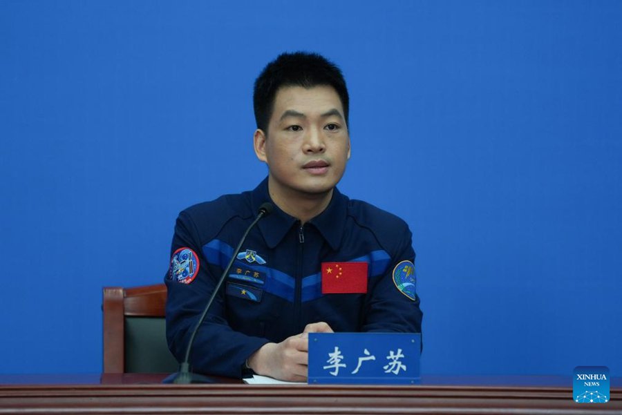 Gli astronauti Shenzhou-18 incontrano la stampa dopo il ritorno dallo spazio