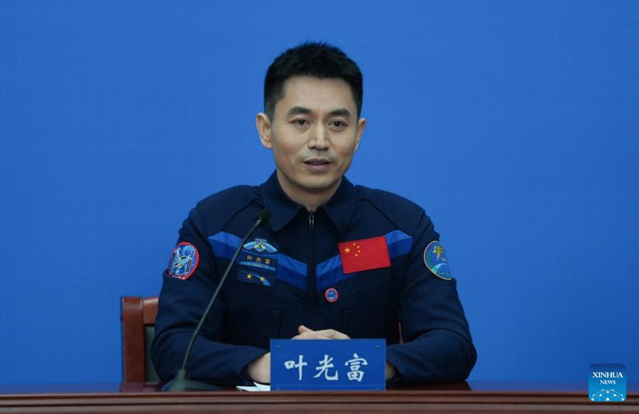 Gli astronauti Shenzhou-18 incontrano la stampa dopo il ritorno dallo spazio