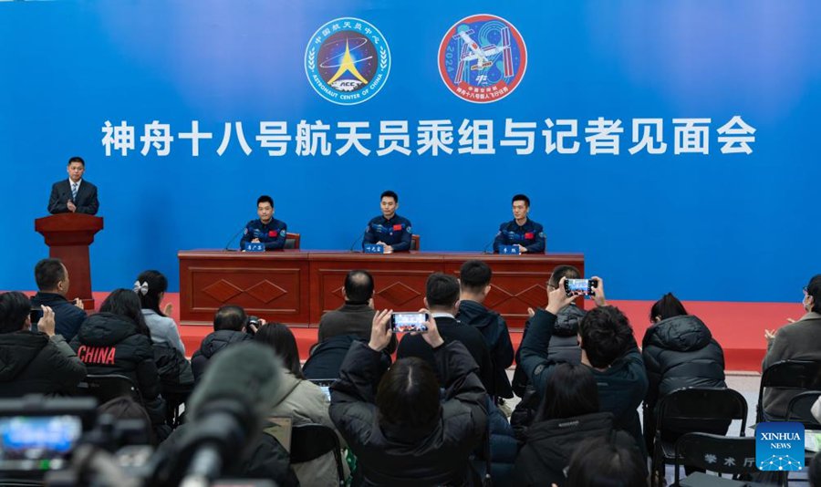 Gli astronauti Ye Guangfu (secondo a destra), Li Cong (primo a destra) e Li Guangsu (terzo a destra) della missione cinese con equipaggio Shenzhou-18 incontrano la stampa a Beijing, capitale della Cina. (8 gennaio 2025 - Xinhua/Li Minggang)