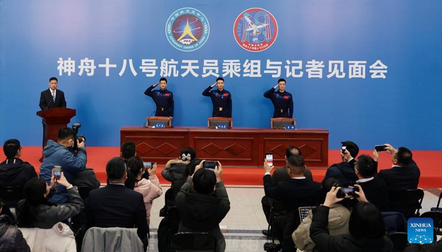 Gli astronauti Shenzhou-18 incontrano la stampa dopo il ritorno dallo spazio