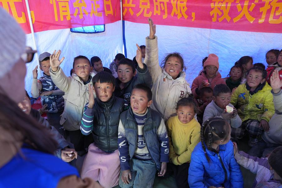 Soccorritori corrono contro il tempo per affrontare le conseguenze del terremoto dello Xizang
