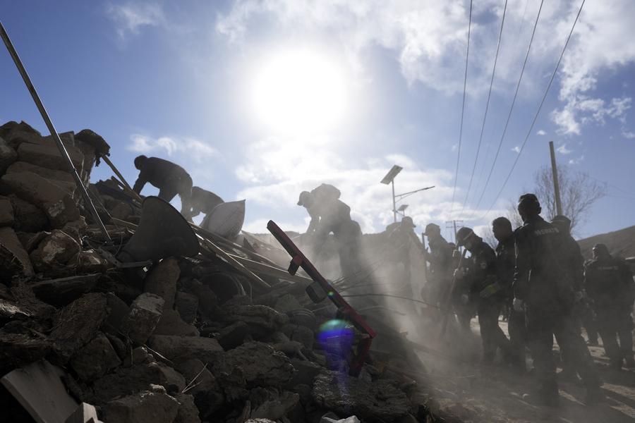 Soccorritori corrono contro il tempo per affrontare le conseguenze del terremoto dello Xizang