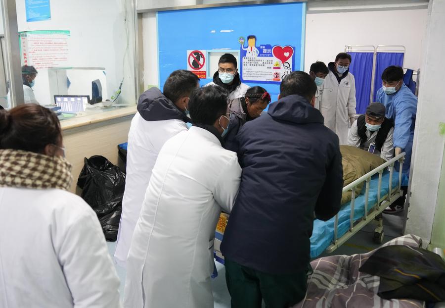 Soccorritori corrono contro il tempo per affrontare le conseguenze del terremoto dello Xizang