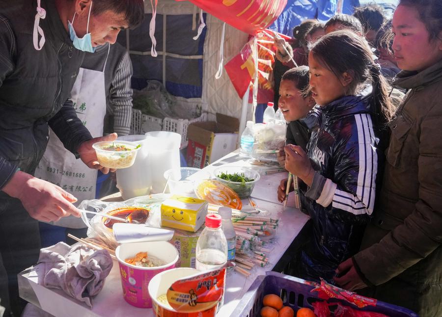 Soccorritori corrono contro il tempo per affrontare le conseguenze del terremoto dello Xizang