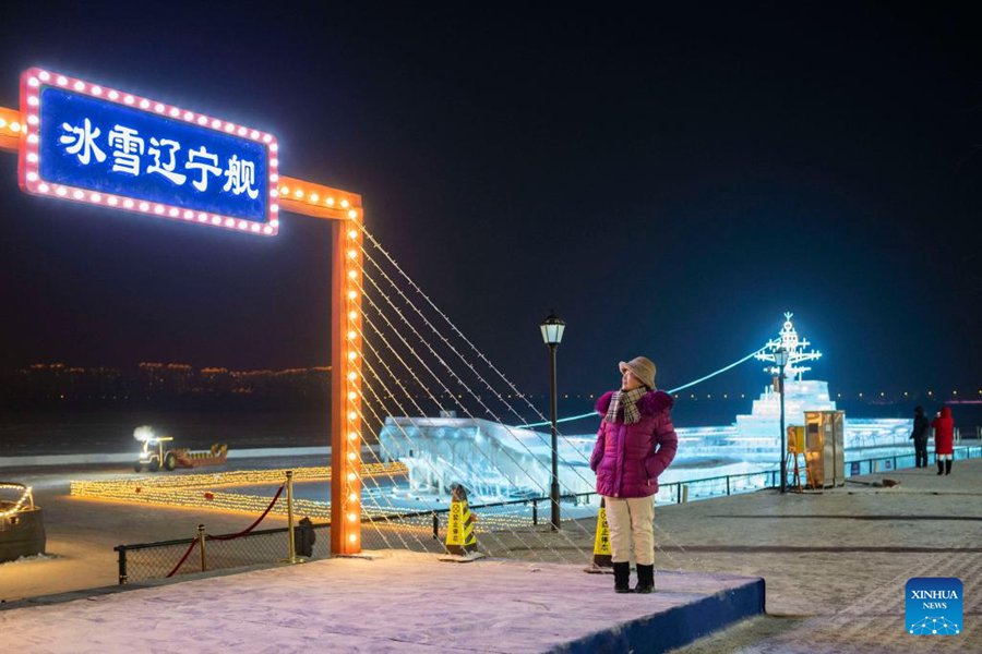 Portaerei cinese Liaoning fatta di ghiaccio in esposizione a Harbin