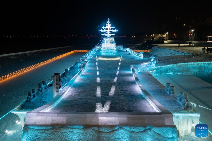 Portaerei cinese Liaoning fatta di ghiaccio in esposizione a Harbin