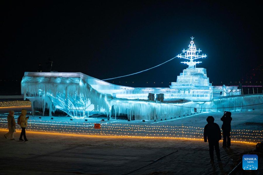 Portaerei cinese Liaoning fatta di ghiaccio in esposizione a Harbin