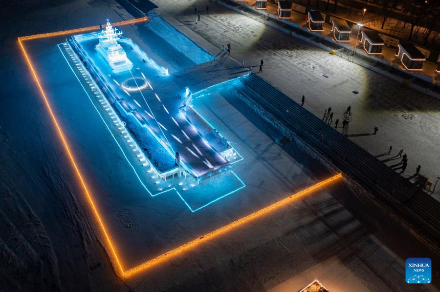 Portaerei cinese Liaoning fatta di ghiaccio in esposizione a Harbin