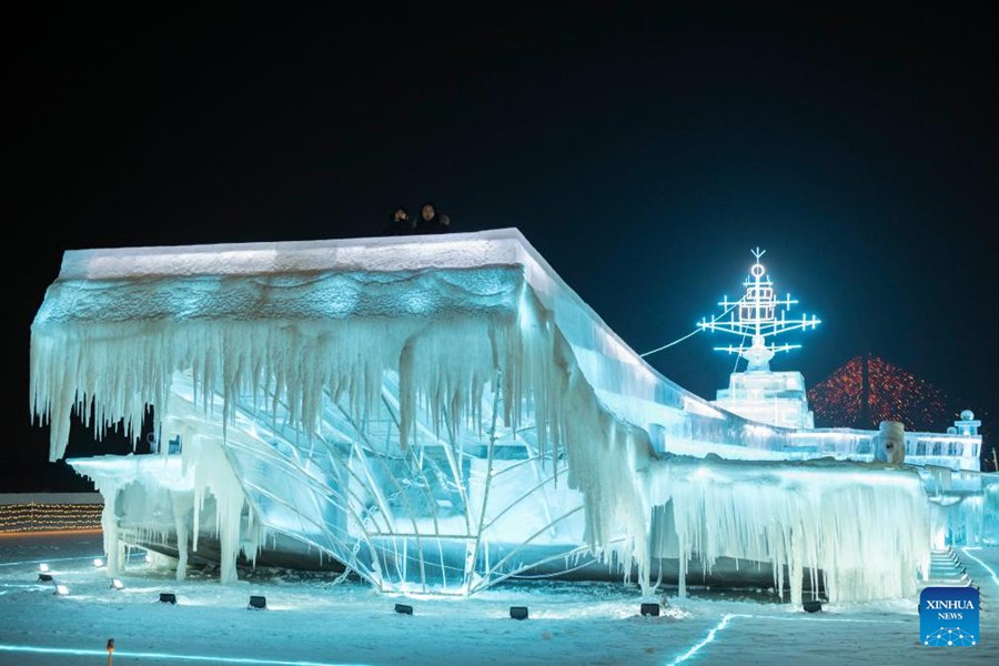 Portaerei cinese Liaoning fatta di ghiaccio in esposizione a Harbin