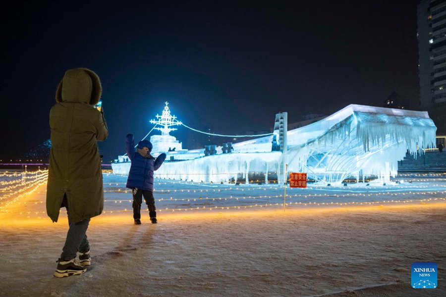Portaerei cinese Liaoning fatta di ghiaccio in esposizione a Harbin