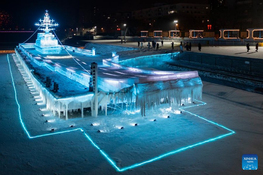 Portaerei cinese Liaoning fatta di ghiaccio in esposizione a Harbin