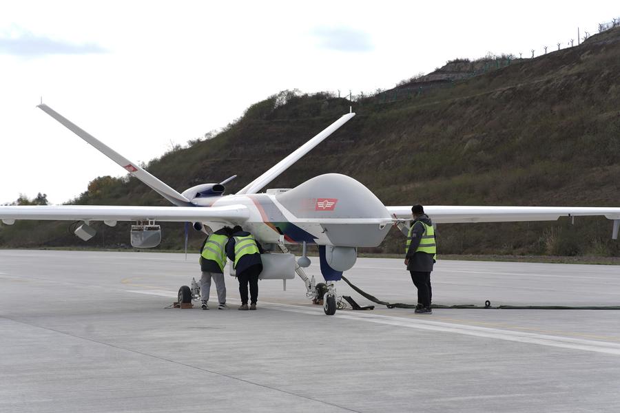 Un grande velivolo senza pilota (UAV) Wing Loong-2 è sotto esame prima del decollo da un aeroporto nella città di Zigong, nella provincia sud-occidentale cinese del Sichuan. (18 marzo 2024 - Aviation Industry Corporation of China/Handout via Xinhua)