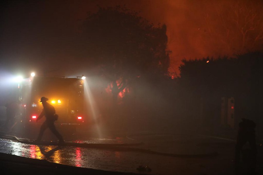 USA: cinque focolai di incendio in California avvolgono Los Angeles, danni stimati in 50 miliardi di dollari