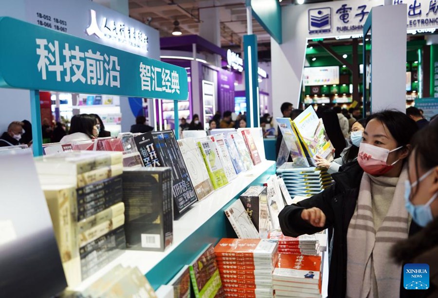 Persone visitano la Fiera del Libro di Beijing 2025 a Beijing, capitale della Cina. (9 gennaio 2025 - Xinhua/Pan Xu)