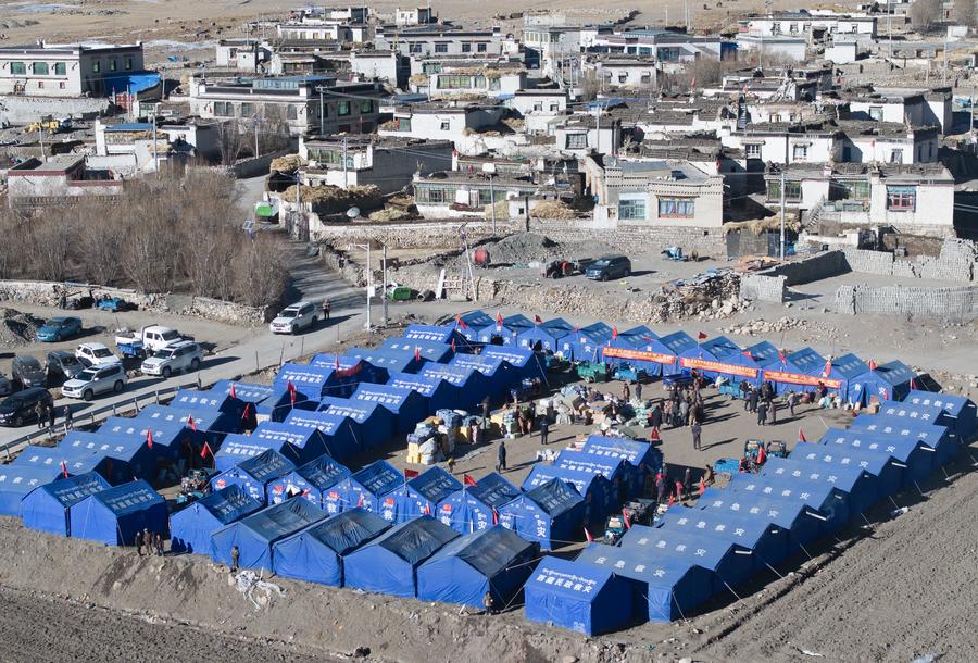Un sito di reinsediamento temporaneo nella contea di Sagya, nella città di Xigaze, nella regione autonoma dello Xizang, nel sud-ovest della Cina. (11 gennaio 2025 - Xinhua/Li Xiang)