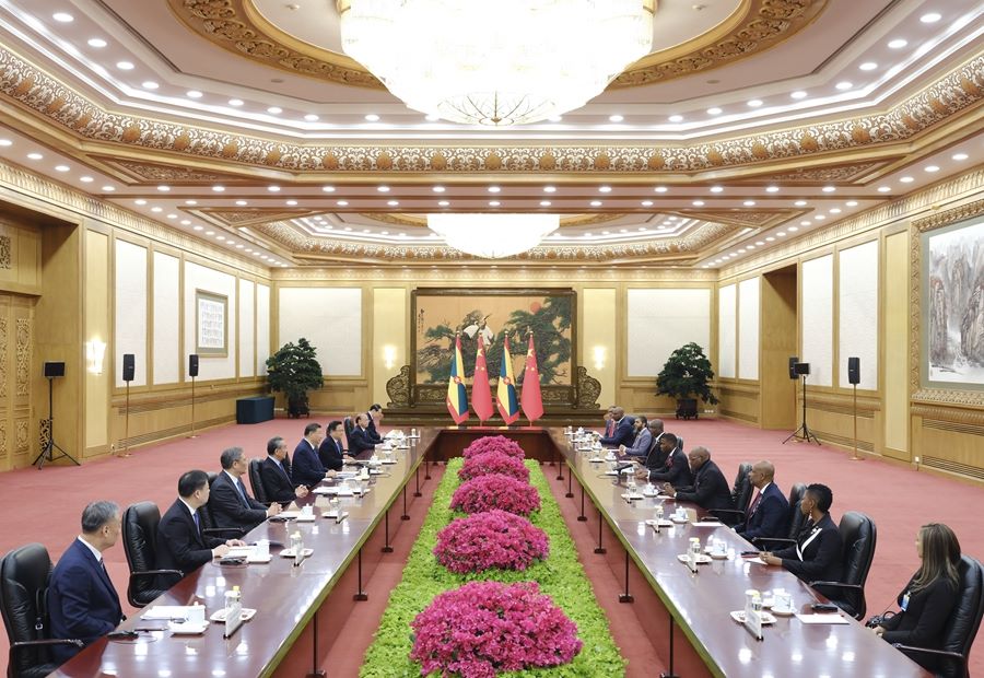 Incontro tra Xi Jinping e il Primo Ministro di Grenada