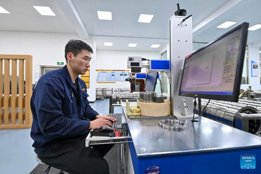 Montatore di veicoli Zhang Mingmin inserisce numeri di serie, tipi di modello, date di produzione e altre informazioni sui cuscinetti presso l'officina ruote e assi della China Railway Taiyuan Group Co., Ltd. a Taiyuan, nella provincia dello Shanxi, nel nord della Cina. (9 gennaio 2025 - Xinhua/Yang Chenguan)