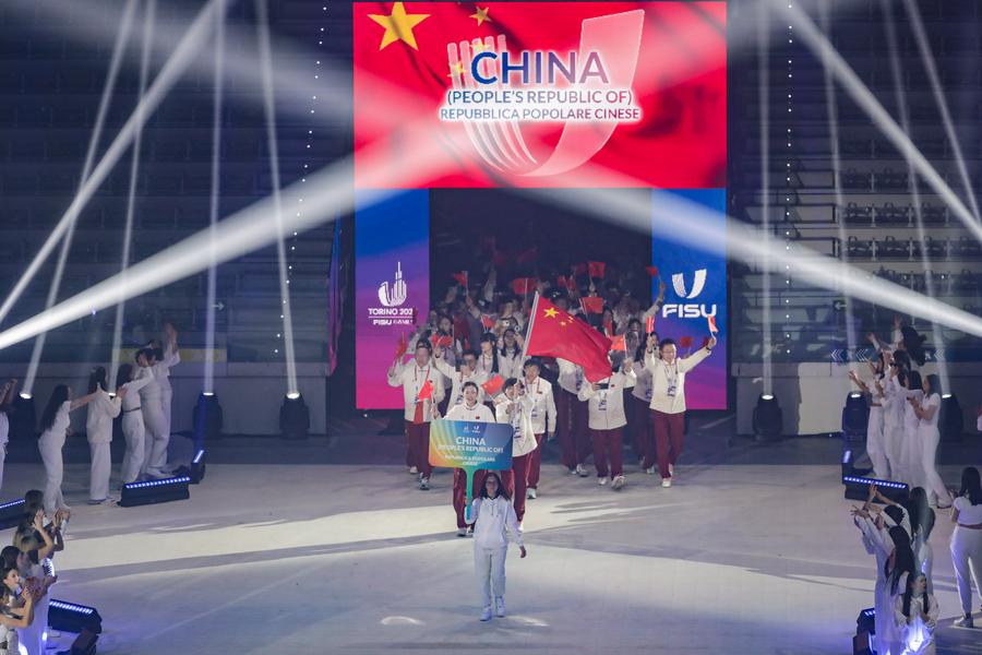 Membri della delegazione cinese alla cerimonia di apertura dei Giochi Mondiali Universitari Invernali 2025 a Torino, Italia. (13 gennaio 2025 - Xinhua/Zhang Fan)