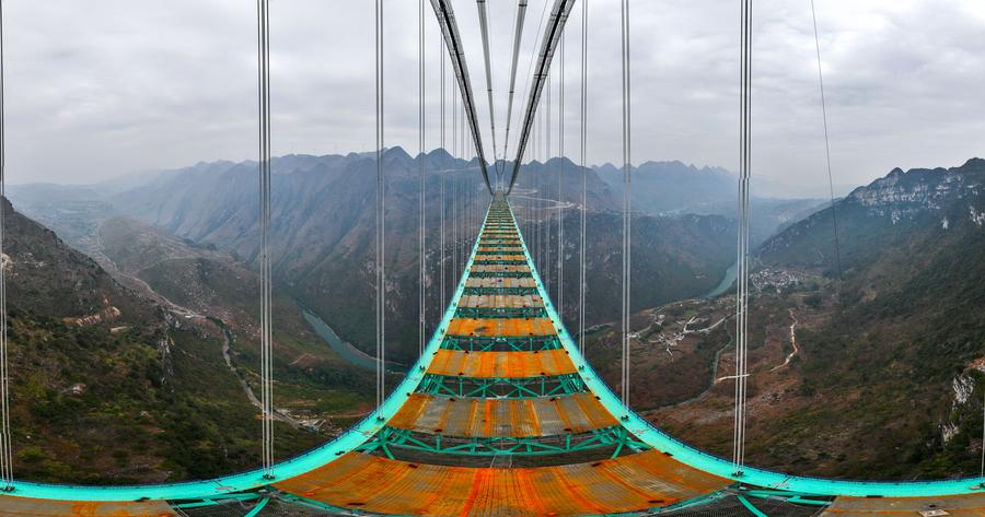 Vista del Ponte sul Grand Canyon di Huajiang nella provincia del Guizhou, nel sud-ovest della Cina. (14 gennaio 2025 - Xinhua/Yang Wenbin)