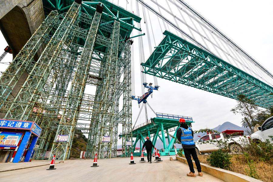 Ponte sul Grand Canyon di Huajiang nel Guizhou prossimo alla chiusura strutturale