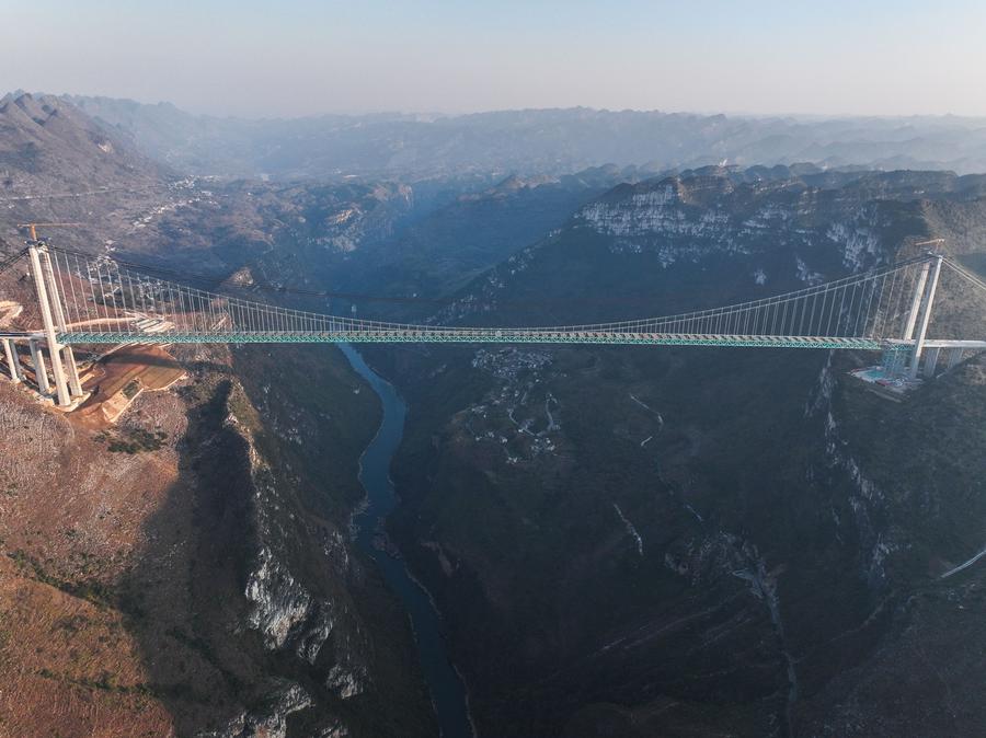 Ponte sul Grand Canyon di Huajiang nel Guizhou prossimo alla chiusura strutturale
