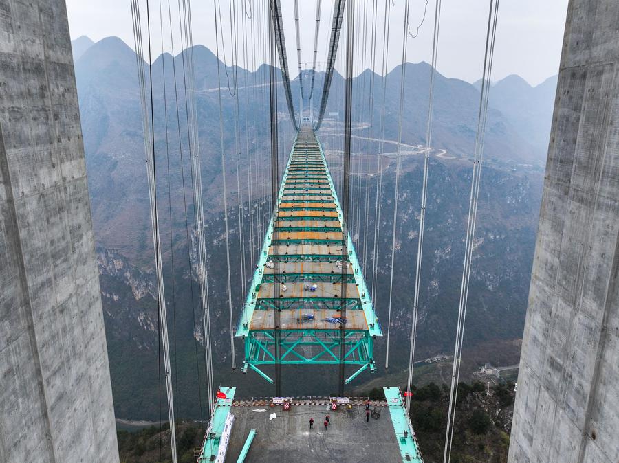 Ponte sul Grand Canyon di Huajiang nel Guizhou prossimo alla chiusura strutturale