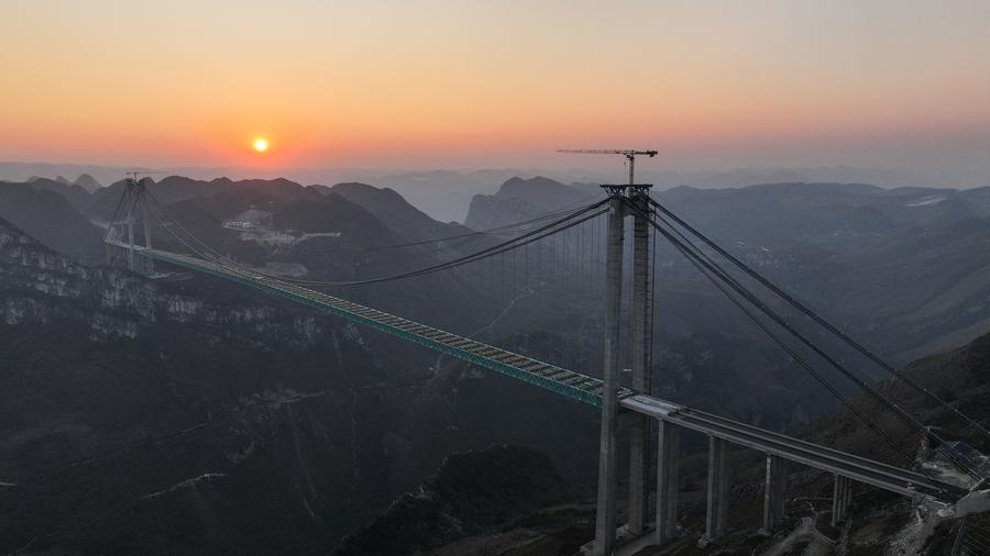 Ponte sul Grand Canyon di Huajiang nel Guizhou prossimo alla chiusura strutturale