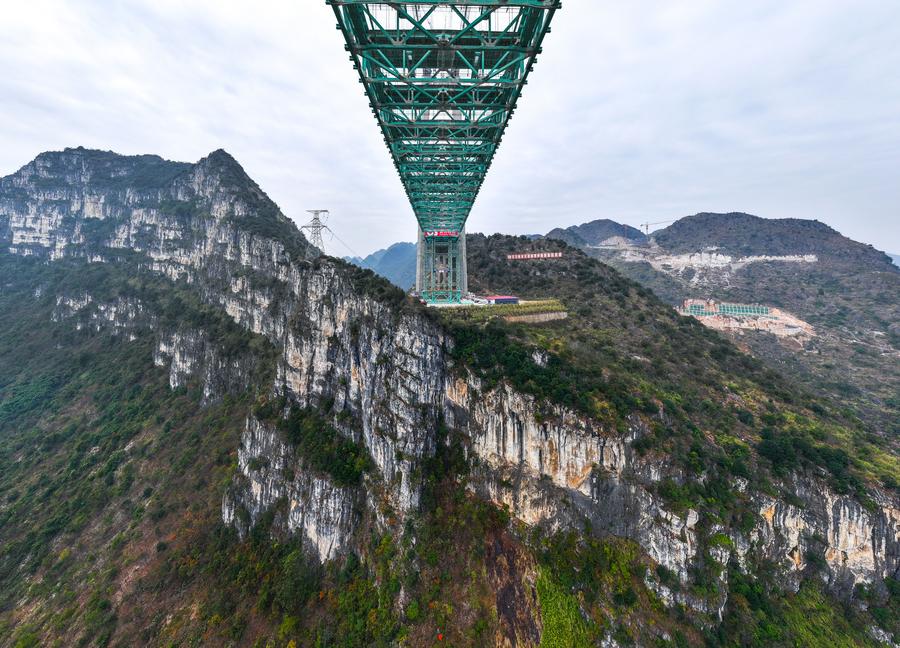 Ponte sul Grand Canyon di Huajiang nel Guizhou prossimo alla chiusura strutturale
