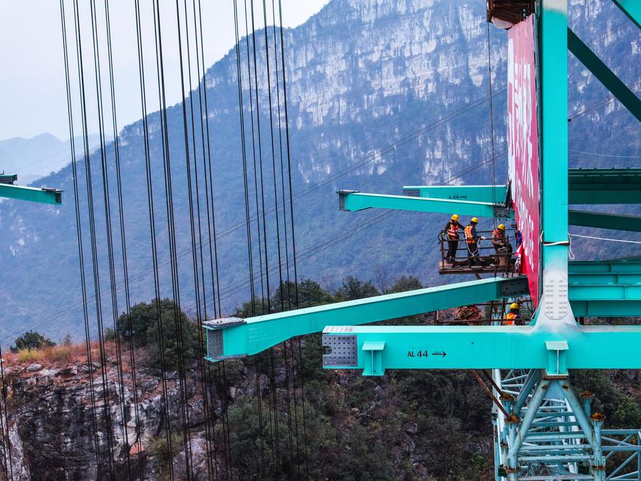 Ponte sul Grand Canyon di Huajiang nel Guizhou prossimo alla chiusura strutturale