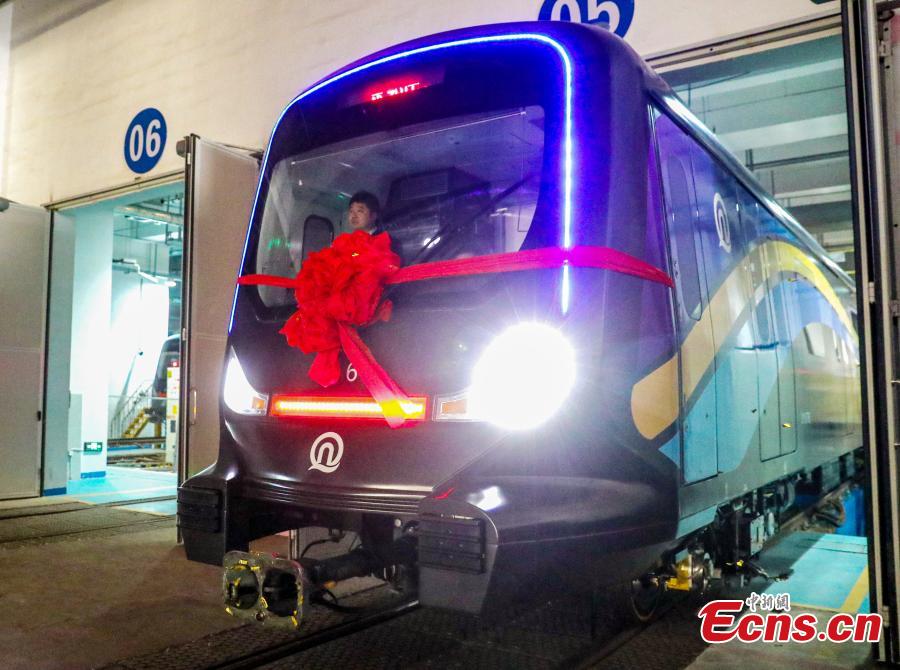 Treno della metropolitana CETROVO 1.0 lascia un parcheggio prima della sua operazione a Qingdao, nella provincia dello Shandong, est della Cina. (10 gennaio 2025 - China News Service/Zhang Gangjin)