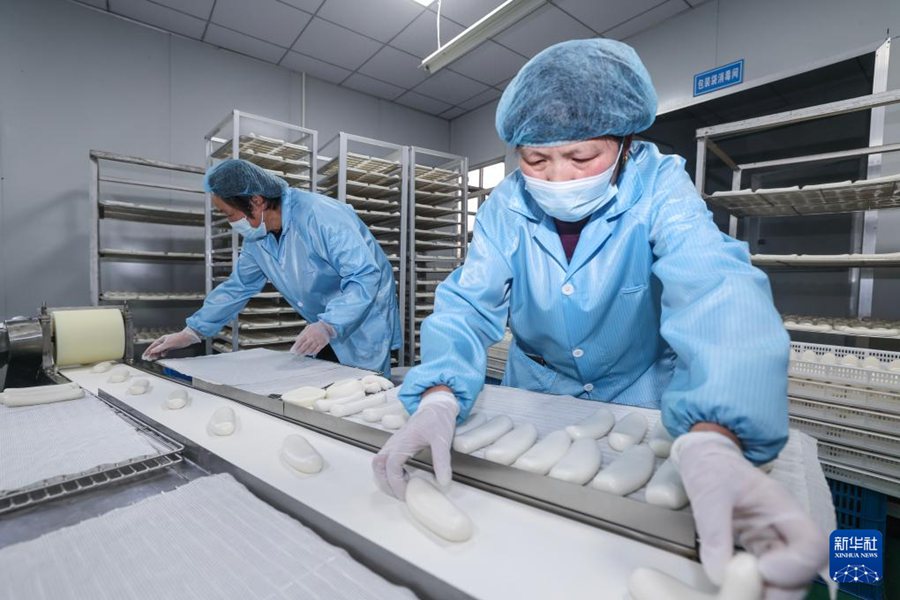 Verso il Capodanno cinese: a pieno ritmo la produzione delle tradizionali Nian Gao