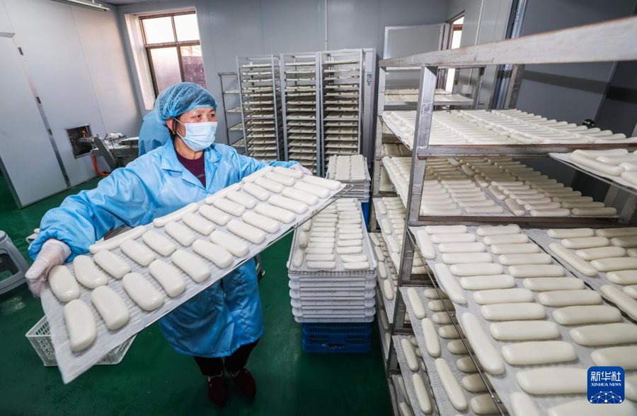 Verso il Capodanno cinese: a pieno ritmo la produzione delle tradizionali Nian Gao