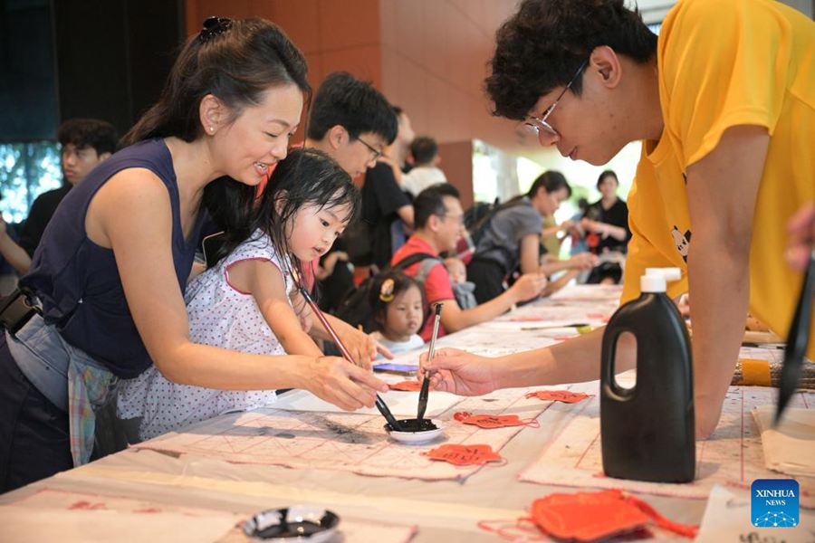 Persone partecipano a un'attività di celebrazione del Capodanno Cinese al Singapore Chinese Cultural Centre, a Singapore. (19 gennaio 2025 - Xinhua/Then Chih Wey)